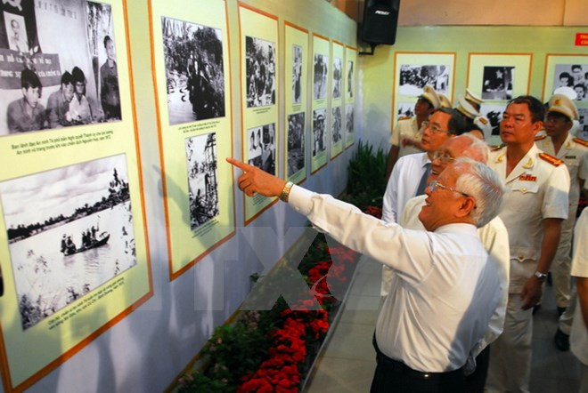 Exposición revive días históricos de Revolución de Agosto ảnh 1 Exposición revive días históricos de Revolución de Agosto ảnh 1