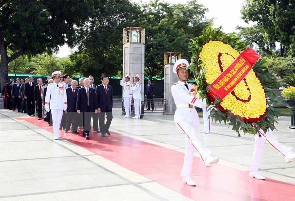 Rinden tributos dirigentes vietnamitas a Ho Chi Minh y héroes caídos ảnh 1 Rinden tributos dirigentes vietnamitas a Ho Chi Minh y héroes caídos ảnh 1