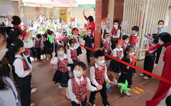 Estudiantes de primero a sexto grado en Hanoi retornaron a escuelas ảnh 2 Estudiantes de primero a sexto grado en Hanoi retornaron a escuelas ảnh 2