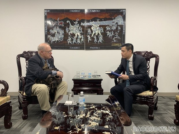 Diplomático vietnamita agradece aportes de amigo estadounidense John McAucliff ảnh 1 Diplomático vietnamita agradece aportes de amigo estadounidense John McAucliff ảnh 1