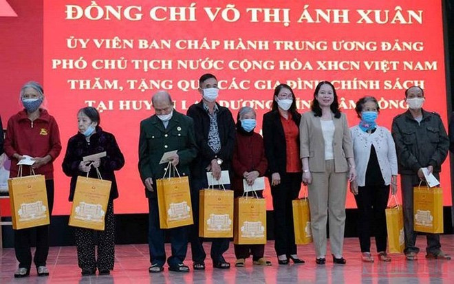 Vicepresidenta vietnamita entrega regalos a familias beneficiarias de políticas preferenciales ảnh 1 Vicepresidenta vietnamita entrega regalos a familias beneficiarias de políticas preferenciales ảnh 1