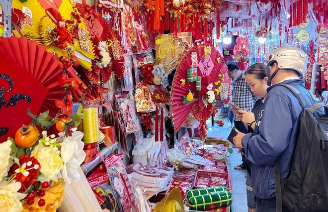 Bullicioso mercado de adornos del Tet en Ciudad Ho Chi Minh ảnh 2 Bullicioso mercado de adornos del Tet en Ciudad Ho Chi Minh ảnh 2
