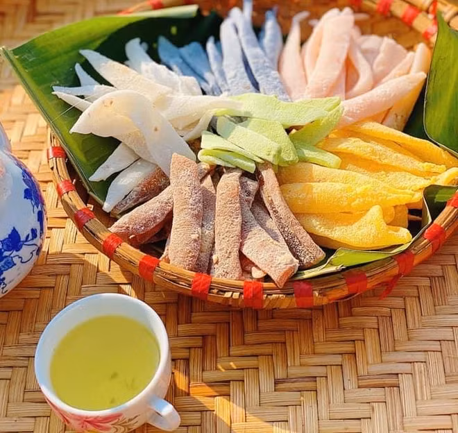 Jóvenes de Hanoi mantienen espíritu del tradicional Tet ảnh 1