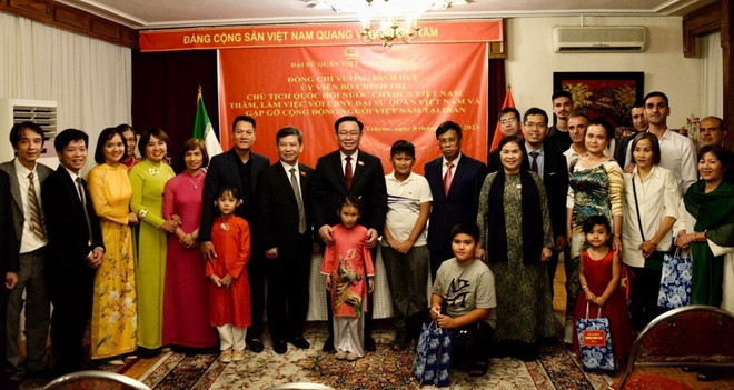 Presidente del Parlamento de Vietnam se reúne con comunidad de connacionales en Irán ảnh 1 Presidente del Parlamento de Vietnam se reúne con comunidad de connacionales en Irán ảnh 1