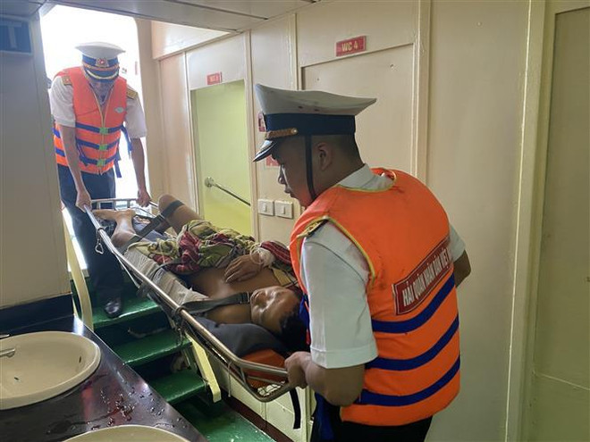 Llevan a pescador accidentado en el mar de regreso a Truong Sa de manera oportuna ảnh 1 Llevan a pescador accidentado en el mar de regreso a Truong Sa de manera oportuna ảnh 1