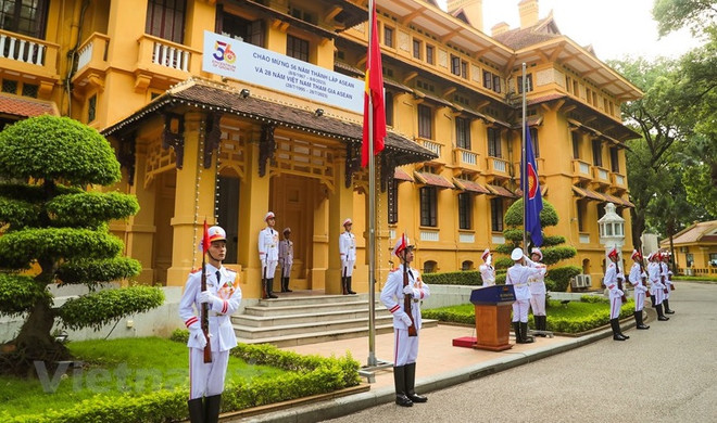 Izan bandera de ASEAN en Vietnam por 56 aniversario de su fundación ảnh 1 Izan bandera de ASEAN en Vietnam por 56 aniversario de su fundación ảnh 1