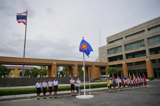 Ceremonia de izamiento de bandera en Tailandia en saludo al 56 aniversario de ASEAN ảnh 1 Ceremonia de izamiento de bandera en Tailandia en saludo al 56 aniversario de ASEAN ảnh 1