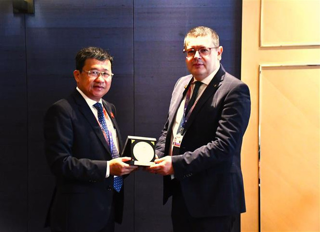 Delegación vietnamita se reúne con representantes extranjeros al margen de AIPA-44 ảnh 2 Delegación vietnamita se reúne con representantes extranjeros al margen de AIPA-44 ảnh 2