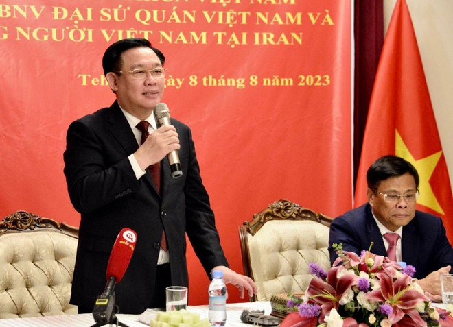 Presidente del Parlamento de Vietnam se reúne con comunidad de connacionales en Irán ảnh 2 Presidente del Parlamento de Vietnam se reúne con comunidad de connacionales en Irán ảnh 2