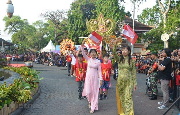 Realizan por primera vez desfile de Ao Dai en ciudad indonesia de Denpasar ảnh 1 Realizan por primera vez desfile de Ao Dai en ciudad indonesia de Denpasar ảnh 1