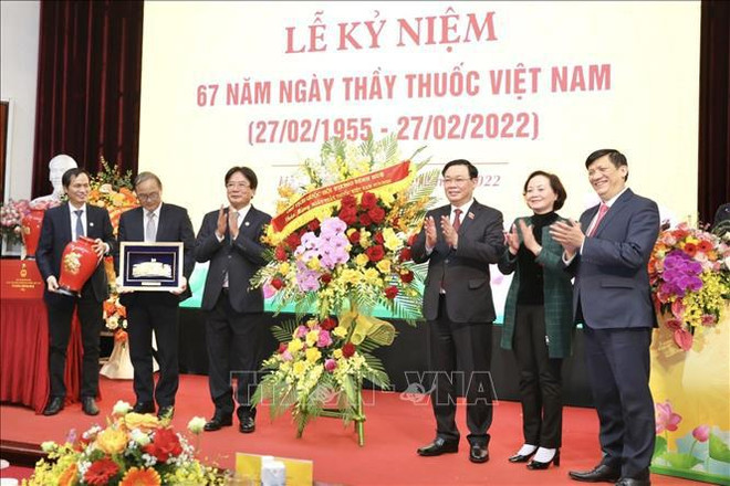Presidente de Parlamento vietnamita enaltece contribuciones de médicos nacionales ảnh 1 Presidente de Parlamento vietnamita enaltece contribuciones de médicos nacionales ảnh 1