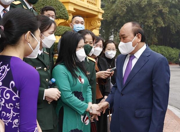 Presidente vietnamita honra aportes de personal médico al desarrollo nacional ảnh 1 Presidente vietnamita honra aportes de personal médico al desarrollo nacional ảnh 1