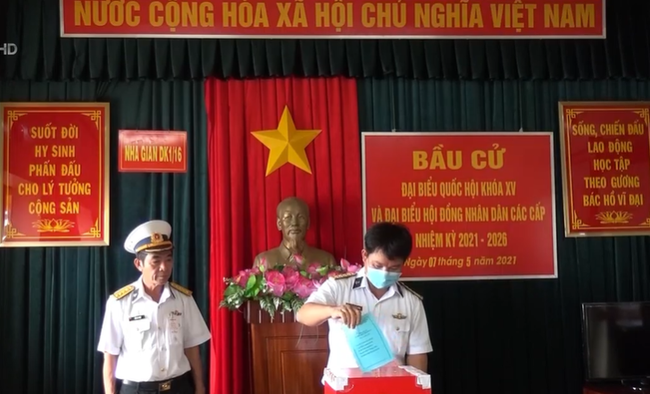 Soldados vietnamitas en plataforma marítima participan en elecciones legislativas anticipadas ảnh 1 Soldados vietnamitas en plataforma marítima participan en elecciones legislativas anticipadas ảnh 1