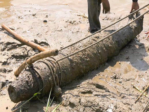 Desactivan bomba de 230 kilogramos remanente de la guerra en Vietnam ảnh 1 Desactivan bomba de 230 kilogramos remanente de la guerra en Vietnam ảnh 1