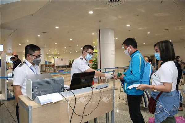 Vietnam restringe entrada de extranjeros ante complejización de COVID-19 ảnh 1