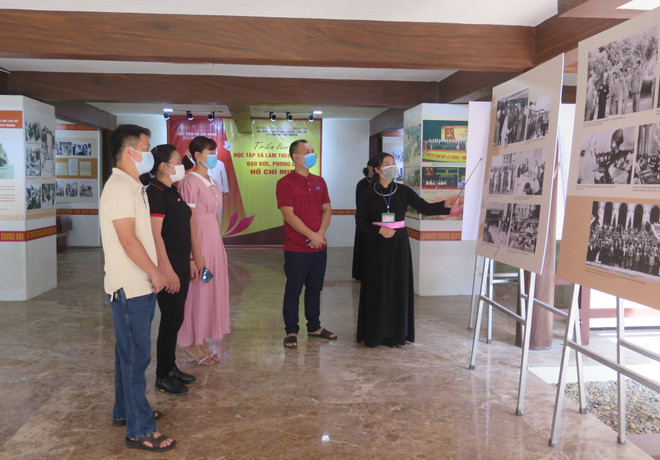 Efectúan exposición fotográfica sobre presidente Ho Chi Minh en provincia vietnamita de Thai Nguyen ảnh 2 Efectúan exposición fotográfica sobre presidente Ho Chi Minh en provincia vietnamita de Thai Nguyen ảnh 2