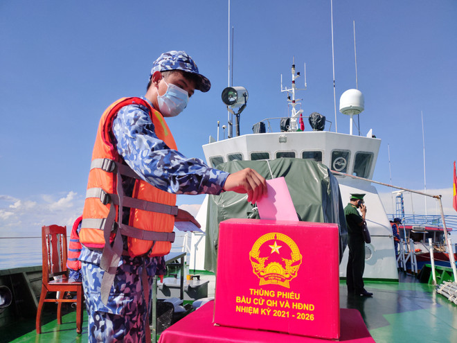 Organizan elecciones anticipadas para oficiales y soldados vietnamitas en las aguas de Bac Lieu ảnh 1