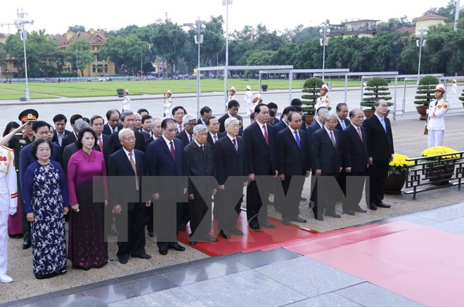 Líderes vietnamitas rinden homenaje a Ho Chi Minh y mártires ảnh 1 Líderes vietnamitas rinden homenaje a Ho Chi Minh y mártires ảnh 1