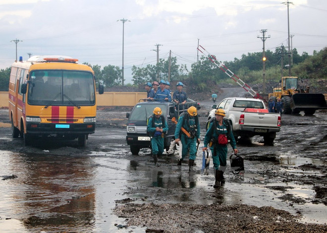 Dirigente parlamentario visita víctimas de accidente de mina de carbón ảnh 2 Dirigente parlamentario visita víctimas de accidente de mina de carbón ảnh 2
