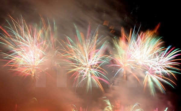  Fuegos artificiales brillan en el cielo de Da Nang ảnh 1