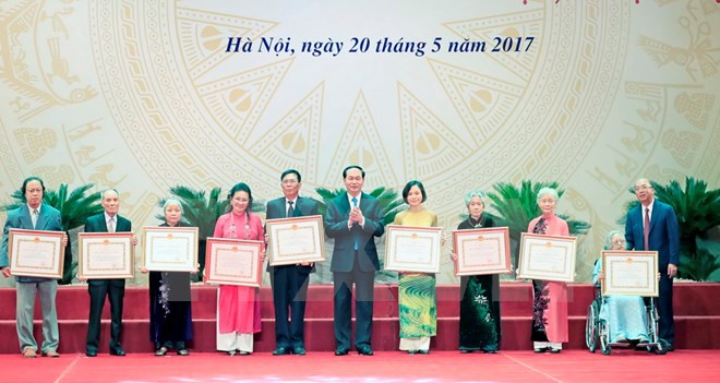 Honran a personas con aportes relevantes al desarrollo de literatura y artes de Vietnam ảnh 1 Honran a personas con aportes relevantes al desarrollo de literatura y artes de Vietnam ảnh 1