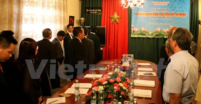 Vietnamitas en extranjero celebran 127 años de natalicio de Ho Chi Minh ảnh 1 Vietnamitas en extranjero celebran 127 años de natalicio de Ho Chi Minh ảnh 1