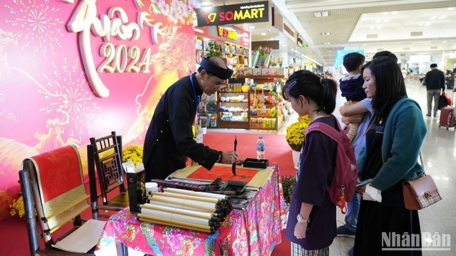 Nutridos programas culturales deleitan pasajeros aéreos en Vietnam ảnh 1 Nutridos programas culturales deleitan pasajeros aéreos en Vietnam ảnh 1