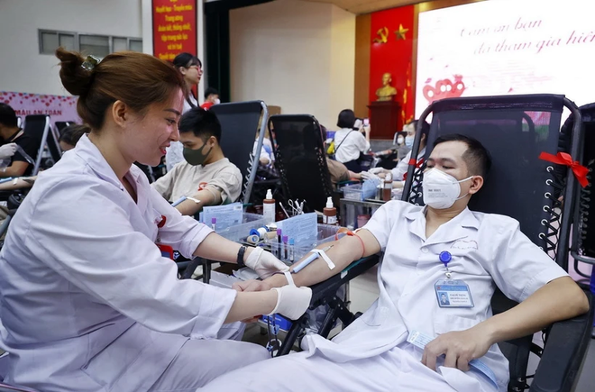 Alrededor de mil 600 personas donan sangre en asueto por el Tet en Vietnam ảnh 1