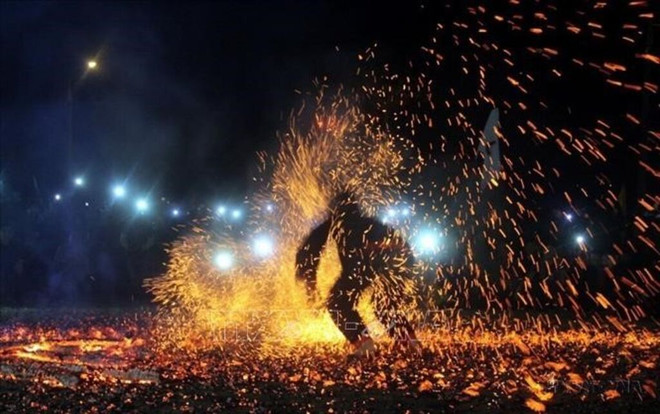 Misteriosa y atractiva danza del fuego de la etnia de Pa Then ảnh 1 Misteriosa y atractiva danza del fuego de la etnia de Pa Then ảnh 1