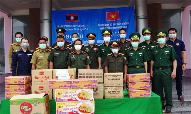 Vietnam dona alimentos, equipos y suministros médicos a guardia fronteriza de Laos ảnh 1 Vietnam dona alimentos, equipos y suministros médicos a guardia fronteriza de Laos ảnh 1