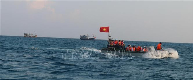 Presidente vietnamita entrega cinco mil banderas nacionales a pescadores ảnh 1 Presidente vietnamita entrega cinco mil banderas nacionales a pescadores ảnh 1