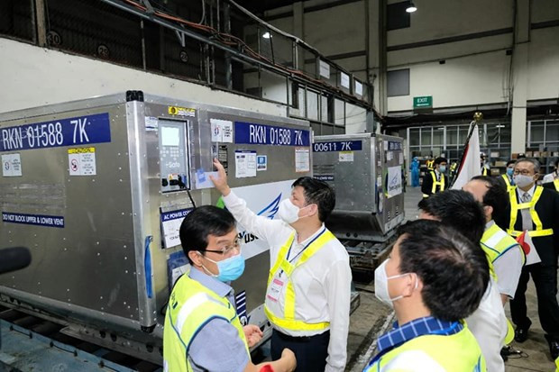 Llegan a Vietnam desde Japón casi un millón de dosis de vacuna contra el COVID-19 ảnh 2 Llegan a Vietnam desde Japón casi un millón de dosis de vacuna contra el COVID-19 ảnh 2