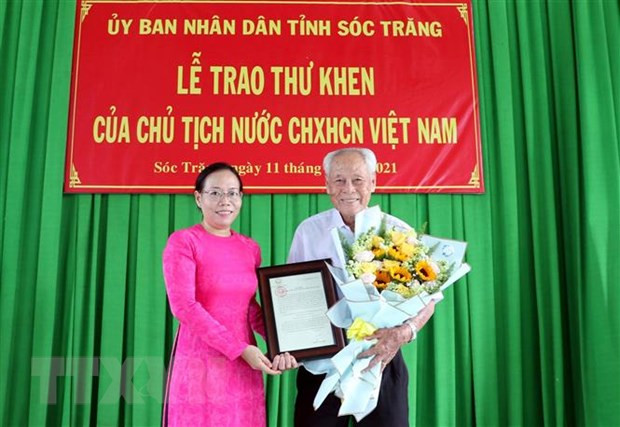 Presidente vietnamita honra a filántropo de 98 años de edad ảnh 1 Presidente vietnamita honra a filántropo de 98 años de edad ảnh 1