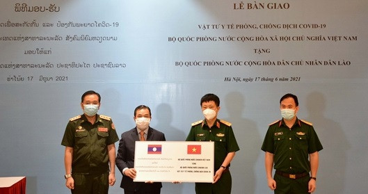 Ministerio de Defensa de Vietnam obsequia suministros médicos a Laos ảnh 1 Ministerio de Defensa de Vietnam obsequia suministros médicos a Laos ảnh 1
