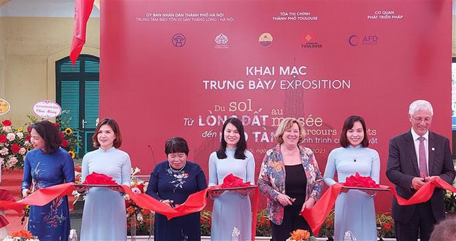 Inauguran exposición sobre patrimonios de localidades de Vietnam y Francia ảnh 1