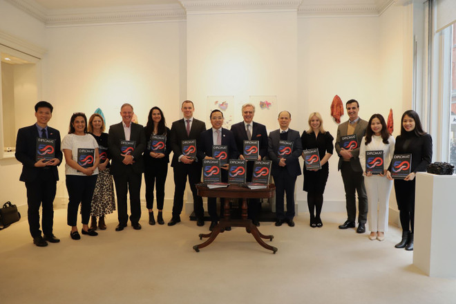 Edición especial de Revista Diplomática británica destaca nexos entre Vietnam y el Reino Unido ảnh 1