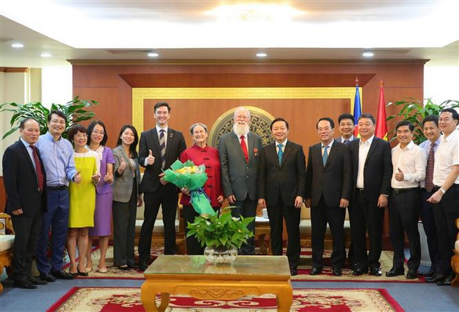 Vietnam honra a Michael Parsons por sus aportes al sector ambiental ảnh 2 Vietnam honra a Michael Parsons por sus aportes al sector ambiental ảnh 2
