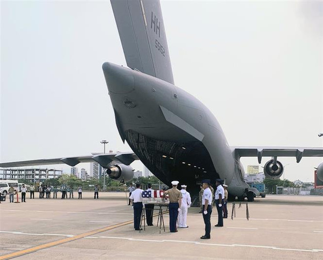 Exposición sobre esfuerzos conjuntos para superar secuelas de guerra ảnh 2 Exposición sobre esfuerzos conjuntos para superar secuelas de guerra ảnh 2
