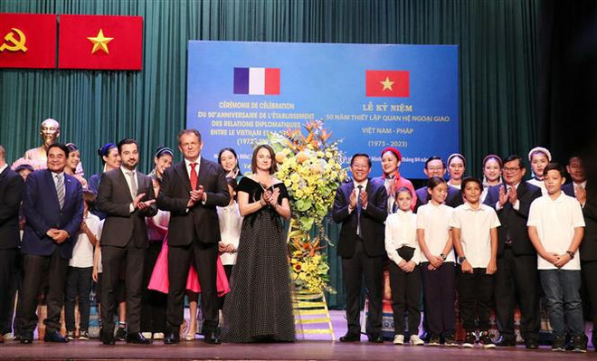Conmemoran medio siglo de relaciones diplomáticas entre Vietnam y Francia ảnh 1