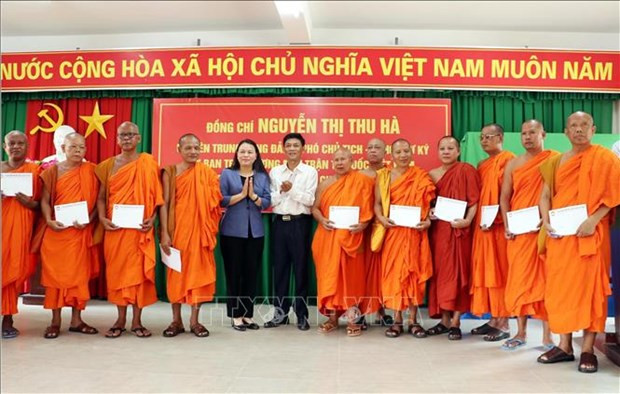 Felicitan a pueblo Khmer en localidad vietnamita por su fiesta Chol Chnam Thmay ảnh 1