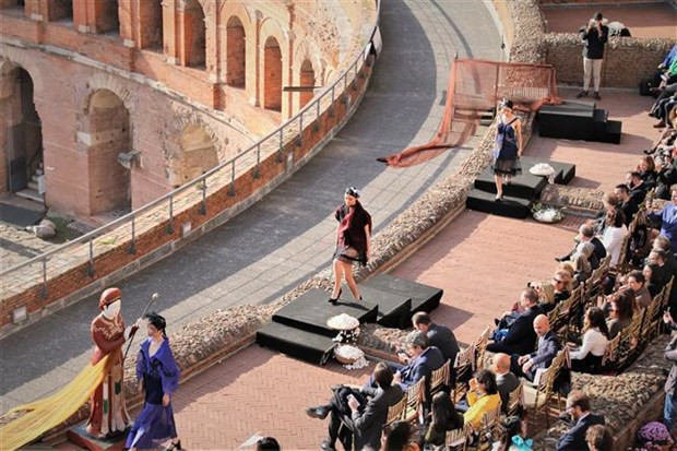 Seda vietnamita impresiona a amigos italianos ảnh 1 Seda vietnamita impresiona a amigos italianos ảnh 1