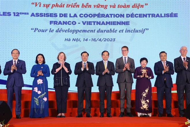Exposición fotográfica resalta cooperación multifacética Vietnam- Francia ảnh 2 Exposición fotográfica resalta cooperación multifacética Vietnam- Francia ảnh 2