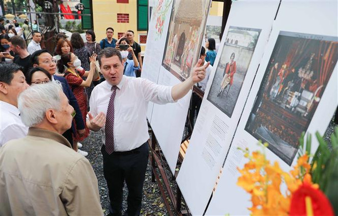 Exposición fotográfica saluda aniversario de relaciones Vietnam-Francia ảnh 1 Exposición fotográfica saluda aniversario de relaciones Vietnam-Francia ảnh 1
