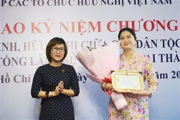 Entregan a cónsul general de Malasia en Ciudad Ho Chi Minh medalla de amistad ảnh 1 Entregan a cónsul general de Malasia en Ciudad Ho Chi Minh medalla de amistad ảnh 1