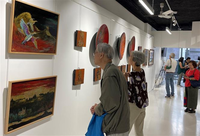 Presentan materiales tradicionales de arte de pintura vietnamita en Francia ảnh 1 Presentan materiales tradicionales de arte de pintura vietnamita en Francia ảnh 1