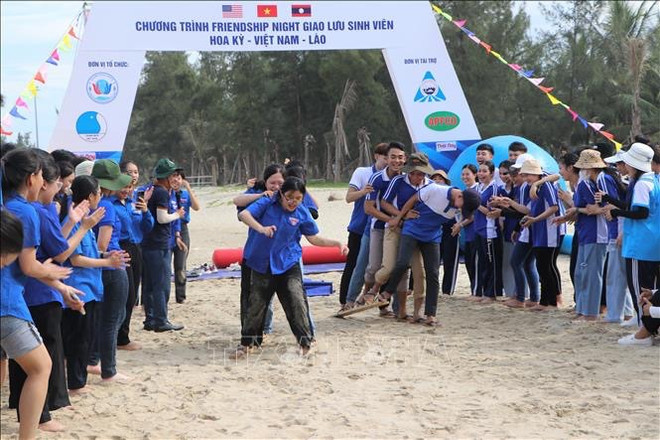 Estudiantes vietnamitas intercambian con amigos de Estados Unidos y Laos ảnh 1 Estudiantes vietnamitas intercambian con amigos de Estados Unidos y Laos ảnh 1