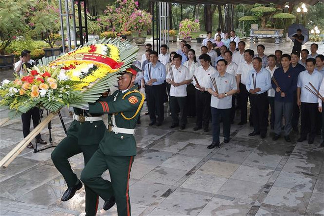 Presidente del Parlamento rinde homenaje a mártires en provincia de Quang Tri ảnh 1