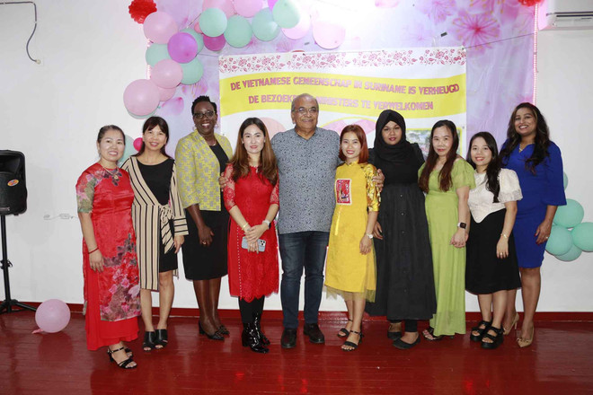 Ministros surinameses aprecian desarrollo sobresaliente de Vietnam ảnh 3 Ministros surinameses aprecian desarrollo sobresaliente de Vietnam ảnh 3