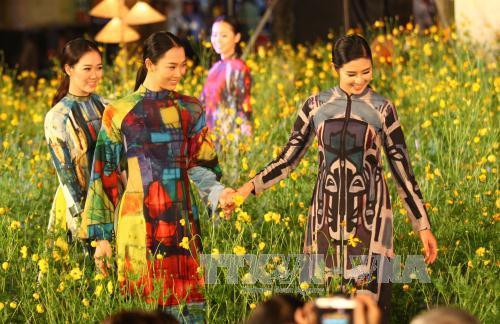 Ao dai vietnamita reaparece en la vida cotidiana ảnh 1 Ao dai vietnamita reaparece en la vida cotidiana ảnh 1