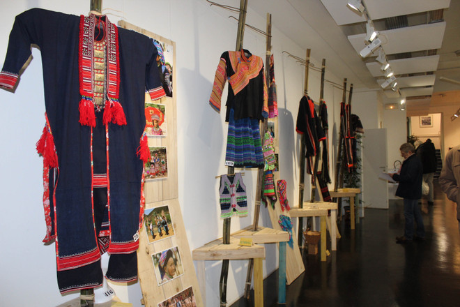 Presentan en Francia trajes tradicionales de étnias de Vietnam ảnh 1 Presentan en Francia trajes tradicionales de étnias de Vietnam ảnh 1